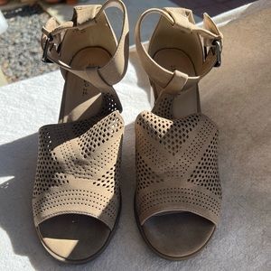 Indigo Rd gorgeous tan heels size 8.5